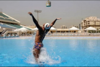  سباح مصري يسجل رقما قياسيا للقفز من تحت الماء