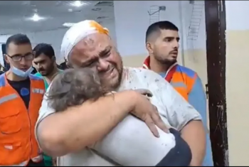  “الحضن الأخير”.. أب يحتضن ابنته الشهيدة في غزة