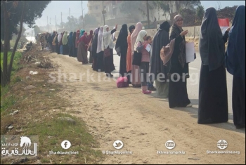  بالصور.. سلسلة بشرية على طريق «بلبيس – القاهرة» رفضا لحكم العسكري