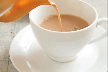  علماء يحذرون من تناول الشاي مع الحليب