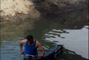  الأهالي ينقذون سائق دراجة بخارية سقط في ترعة بكفر صقر
