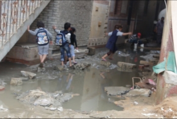  غرق منازل قرية السعديين بمنيا القمح في مياه الصرف الصحي