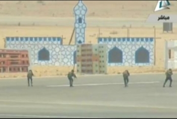  بالفيديو| السيسي يدرب جنوده على اقتحام المساجد.. ونشطاء: الجيش بيغير عقيدته