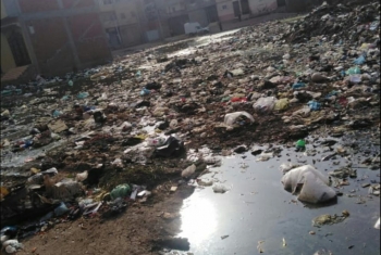  انتشار القمامة وطفح المجاري يهددان صحة الأهالي في بلبيس