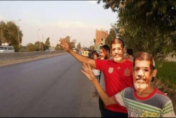  سلسلة بشرية لثوار الزقازيق تحيي صمود الرئيس مرسي