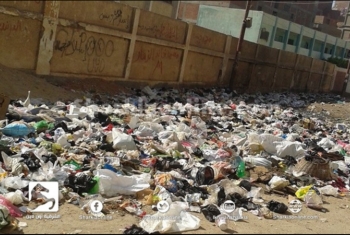  القمامة تحاصر مدرسة الثانوية بنات ببلبيس