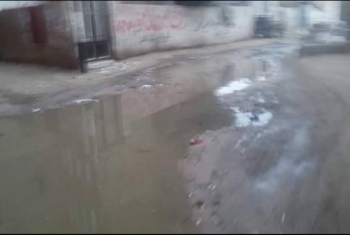  مياه الصرف الصحي تغرق شوارع قرية 