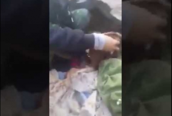  شاهد.. طفل ينازع الموت أمام أمه داخل مستشفى الحسينية لعدم وجود أطباء