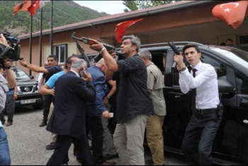 أردوغان ويلدريم يطمئنان على زعيم المعارضة بعد تعرض موكبه لإطلاق نار