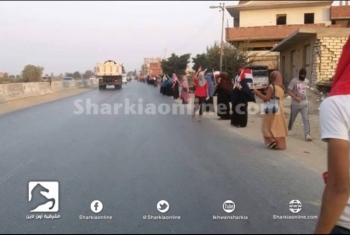  ثوار وثائرات أبوحماد يصطفون في سلسلة بشرية علي الطريق الواصل للزقازيق