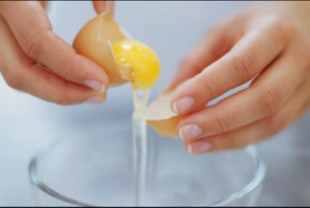 10 فوائد لبياض البيض للبشرة والشعر.. تعرفي عليهم