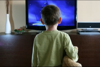  دراسة: كثرة مشاهدة التليفزيون في الطفولة تضعف العظام