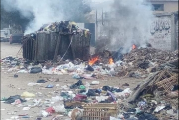  بالصور.. بلبيس: انبعاثات ضارة من حرق القمامة أمام مدرسة حمزة