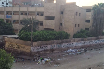  الزقازيق .. سكان منطقة الحناوى يشكون من تراكم القمامة أمام مدرسة
