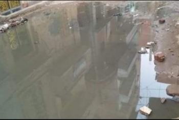  بالصور.. مياه المجاري تغرق منازل أهالي أبوكبير لليوم الرابع
