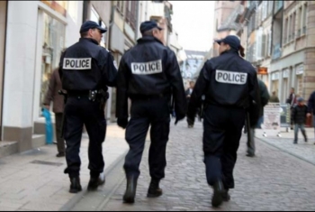  سجن 6 من الشرطة الفرنسية بعد الاعتداء على عامل مصري