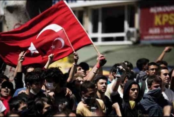  آلاف الأتراك يتظاهرون في ساحة “تقسيم” اعتراضًا على حالة الطواريء