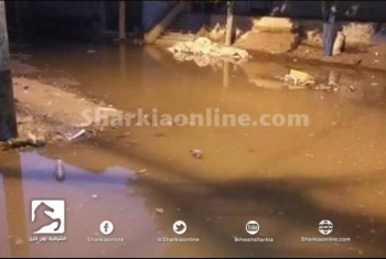  بالصور ..المياه تغرق الشوارع وتحاصر البيوت بعد انفجار 