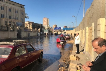 الزقازيق.. تعطل حركة السير بسبب كسر ماسورة مياه أمام المعهد الديني بالحسينية