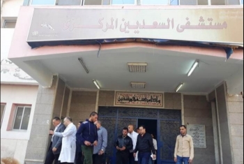  أهالي منيا القمح يهاجمون المسئولين بسبب فساد مستشفى 