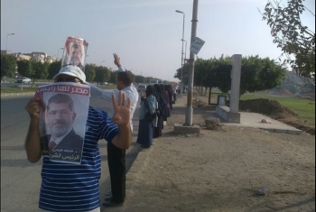  سلسلة بشرية لثوار العاشر من رمضان ترفع صور الرئيس مرسي