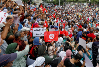  مظاهرات تعم تونس للمطالبة بإنهاء تدابير الرئيس الاستثنائية