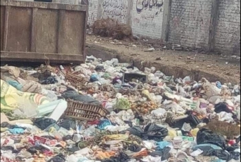  بالصور.. القمامة والقاذروت تغلق واجهة مدرسة في بلبيس