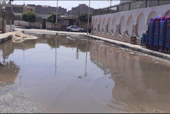  بالصور.. أزمة في بلبيس بسبب انفجار الصرف الصحي بالشوارع