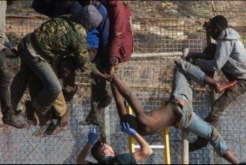  مهاجرون أفارقة يقتحمون سياج مليلية بعد مواجهات مع الشرطة الإسبانية