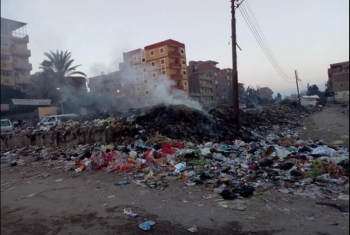 أهالي قرية العزيزية يشكون من تراكم القمامة بالشوارع