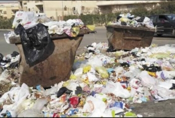  شكوى من انتشار القمامة أمام الوحدة الصحية بقرية «عمريط» بأبوحماد