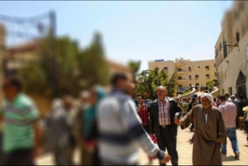  المرضى يتجمهرون أمام مستشفى ههيا بسبب نفاذ التذاكر