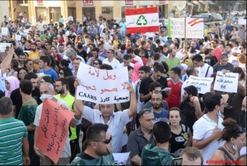  متظاهرون يرشقون رئيس الوزراء اللبناني بزجاجات المياه