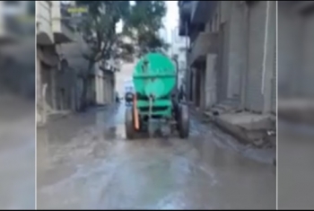  شاهد.. سيارة المجلس المحلي بأبوكبير تفرغ حمولتها من مياه الأمطار بالشوارع