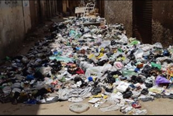  استغاثات من انسداد شارع بالكامل بسبب القمامة في بلبيس