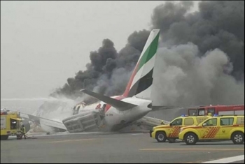  حريق هائل بطائرة عراقية أثناء هبوطها في جدة
