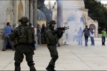  الشرطة الصهيونية تقتحم الأقصى وإصابات بين المصلين