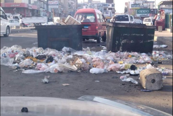  أهالي العاشر من رمضان يشكون تراكم “القمامة” بميدان الأردنية