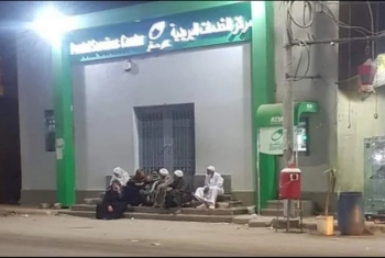  مشهد غير آدمي.. كبار السن يحجزون أدوارهم ليلًا في طابور مكتب بريد كفر صقر