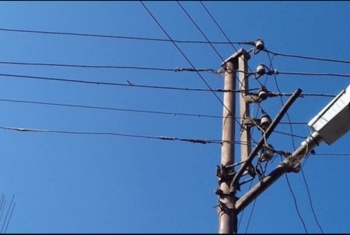  مشتول السوق| أسلاك كهرباء عارية تنذر بكارثة في عزبة حسين أفندي
