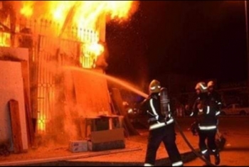  حريق يلتهم مصنع في العاشر.. وإصابة 8 أشخاص
