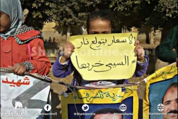  بالصور.. أبناء المعتقلين بالعزيزية يطالبون بالافراج عن ذويهم من سجون الانقلاب