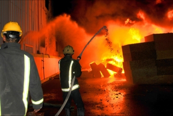  إصابة 4 عمال في حريق هائل بالعاشر من رمضان