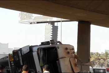  بالصور.. سقوط شاحنة ضخمة من كوبري بالعاشر من رمضان