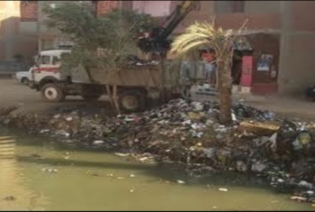  سيارات مجلس مدينة منيا القمح تلقي القمامة بالمصرف القليوبي .. والأهالي يشكون