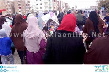  بالصور.. أحرار العاشر يحتشدون في مسيرة للمطالبة بإسقاط النظام