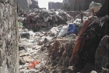  بالصور.. تجار القمامة يطرقون طريق الغار بمدينة الزقازيق