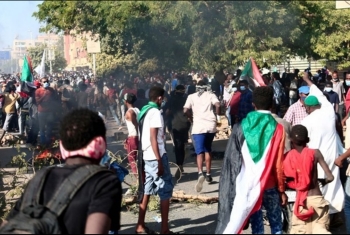  الأمن السوداني يطلق الغاز على المتظاهرين حول القصر الرئاسي