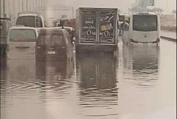  بسبب الأمطار.. شوارع العاشر تغرق في “شبر ميه”