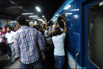  توقف مترو الأنفاق بمحطة الشهداء بسبب انقطاع الكهرباء.. والغضب يسيطر على الركاب